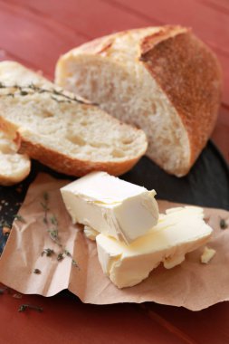 Lezzetli tereyağı ve masada ekmek ile plaka