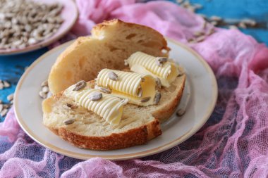 Lezzetli tereyağı ve masada ekmek ile plaka