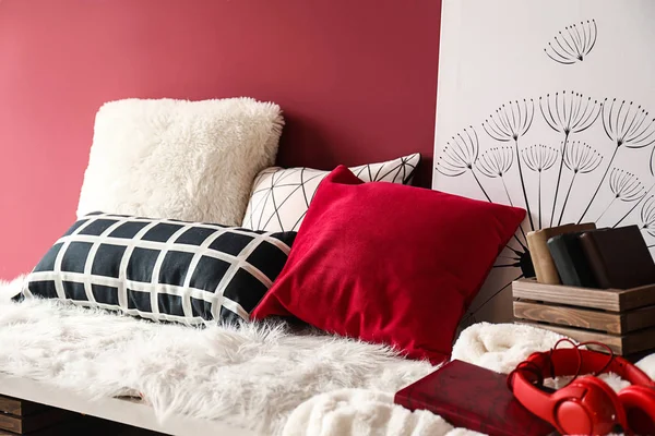 Modern Yatak Oda Yumuşak Yastıklar Ile — Stok fotoğraf