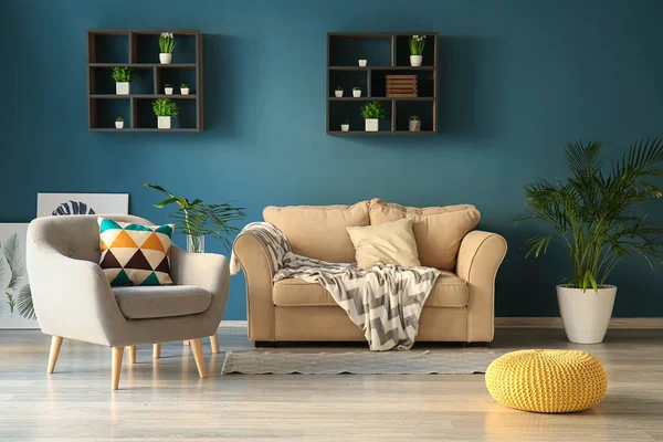 Interior Ruangan Modern Dengan Sofa Nyaman Dan Kursi Berlengan — Stok Foto