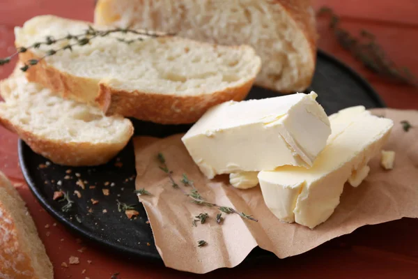 Prato Com Manteiga Saborosa Pão Mesa — Fotografia de Stock