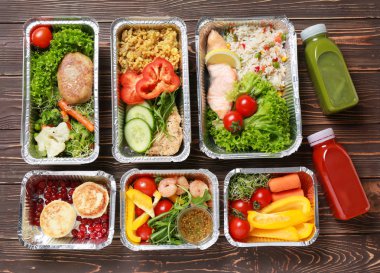 Kapları ile lezzetli yemekler'dır ahşap tablo