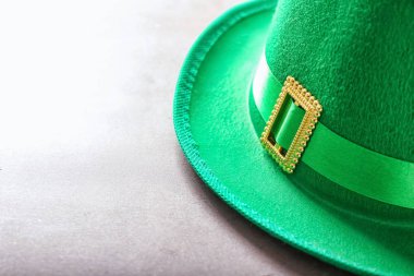 Cüce'nın şapka gri masada yeşil. Aziz Patrick günü kutlama