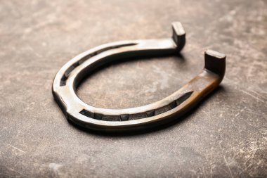 Gri arka plan üzerinde şans için at nalı