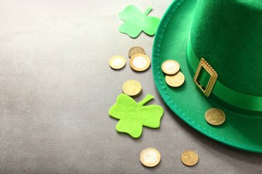 Gri arka plan üzerinde St Patrick's Day için cin'ın şapkası, sikke ve yonca ile kompozisyon