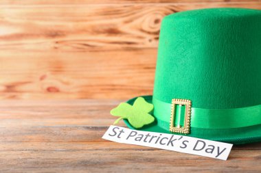 Cüce'nın şapka, yonca ve kağıt ile metin 