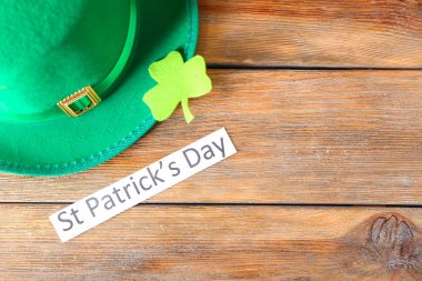 Cüce'nın şapka, yonca ve kağıt ile metin 