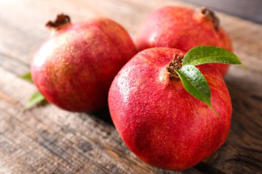 Tahta masada olgun nar.