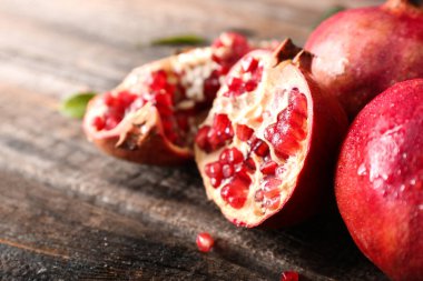 Tahta masada olgun nar.