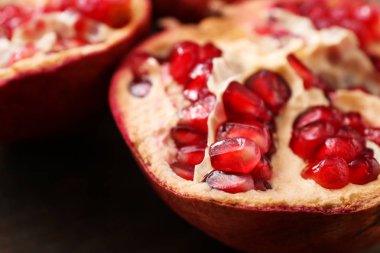 Ahşap masa, closeup üzerinde olgun nar