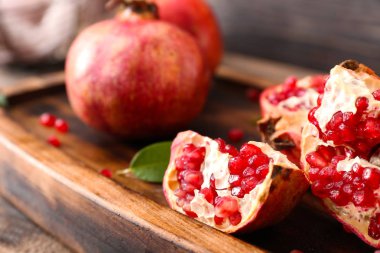 Ahşap masa, closeup üzerinde olgun nar