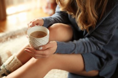 Güzel kadın sıcak kakao evde içme