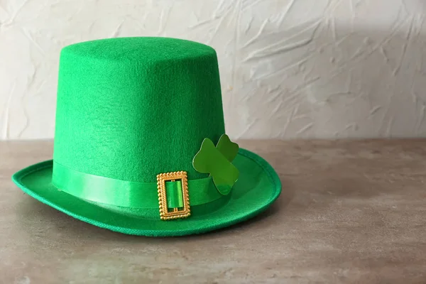 Green Leprechaun Hat Grey Table Patrick Day Celebration — Stock Photo, Image