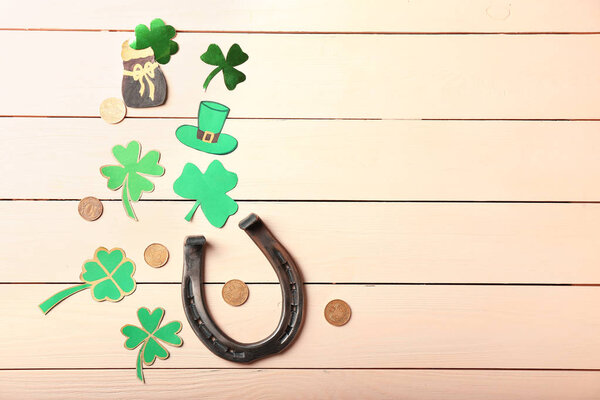 Композиция ко Дню Святого Патрика на деревянном фоне
