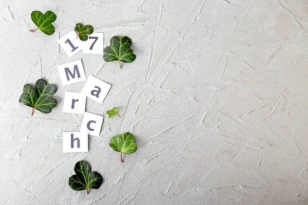 Patrick Day Och Klöver Grå Bakgrund Sammansättning Med Datum — Stockfoto