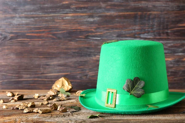 Sombrero Verde Pepitas Oro Como Tesoro Del Duende Mesa Celebración — Foto de Stock