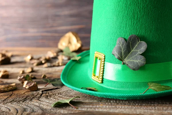 Green Hat Golden Nuggets Leprechaun Treasure Table Patrick Day Celebration — Stock Photo, Image
