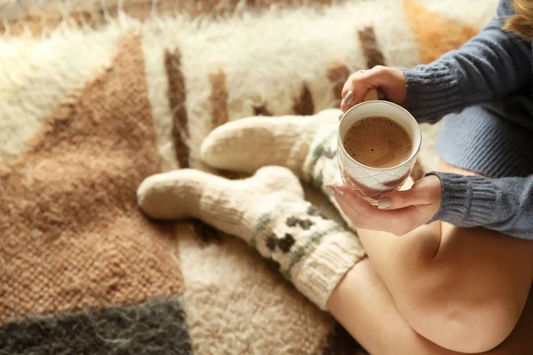 Hermosa Mujer Bebiendo Cacao Caliente Casa — Foto de Stock