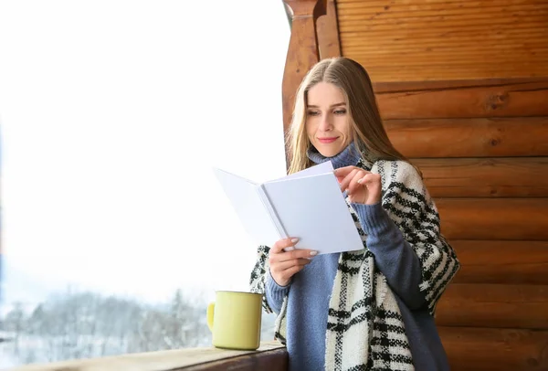 Beautiful Woman Reading Book Winter Day — Stock Photo, Image