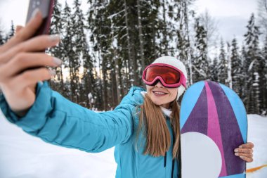 Selfie snowboard ile kış Resort'ta alarak sportif kadın
