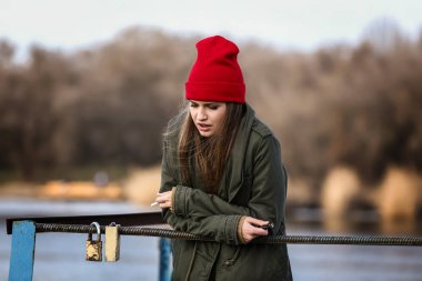 Depresif kadın Köprüsü'nde intihar hakkında düşünme