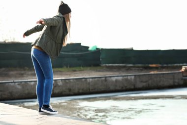 Genç kadın Nehri yakınında intihar edecek