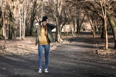 Silahı olan kadın açık havada intihar edecek