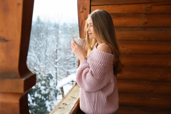 Kvinna Som Dricker Varm Kakao Snöiga Morgon — Stockfoto