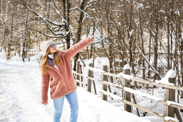 Beautiful Woman Snowy Resort — Stock Photo, Image