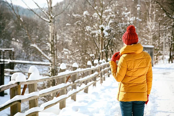 Beautiful Woman Snowy Resort — Stock Photo, Image