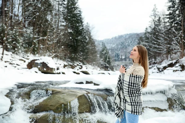 Vacker Kvinna Snöiga Resort — Stockfoto