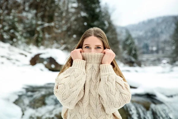 Beautiful Woman Snowy Resort — Stock Photo, Image