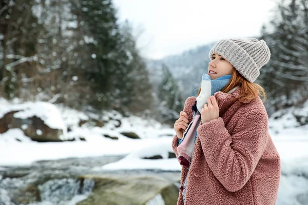 美丽的女人在雪山度假村 — 图库照片