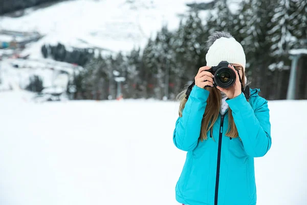 Kvinnlig Fotograf Resort Vinterdag — Stockfoto