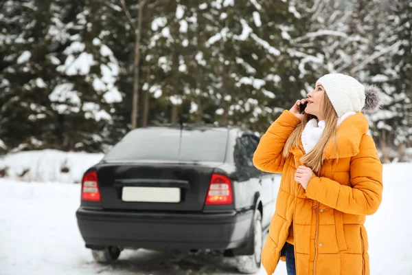 Young Woman Talking Phone Snowy Winter Resort — Stock Photo, Image