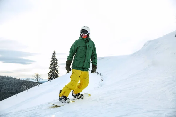 Спортивный Сноубордист Зимнем Курорте — стоковое фото