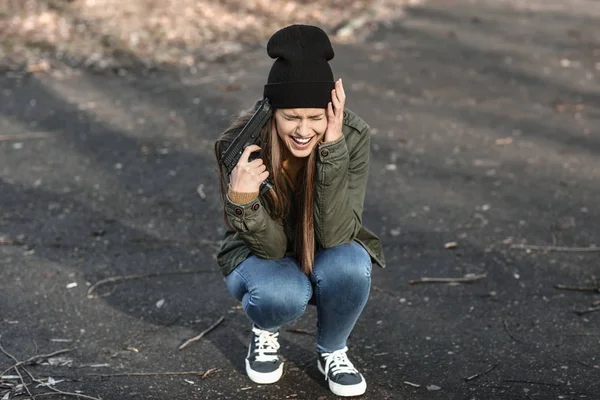 Una Joven Con Arma Suicidarse Aire Libre —  Fotos de Stock