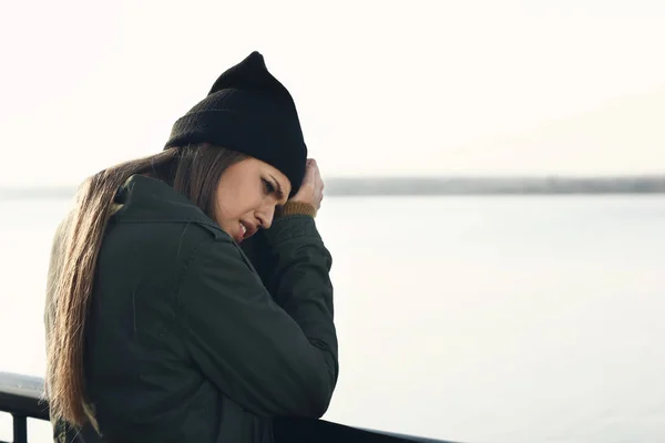 Молодая Депрессивная Женщина Думает Самоубийстве Мосту — стоковое фото
