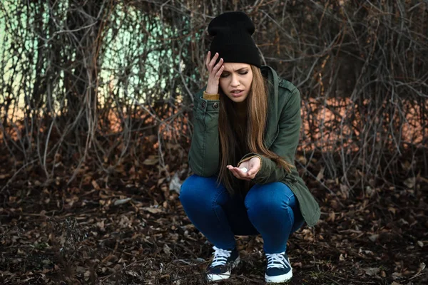 Mujer Joven Con Pastillas Suicidar Aire Libre —  Fotos de Stock