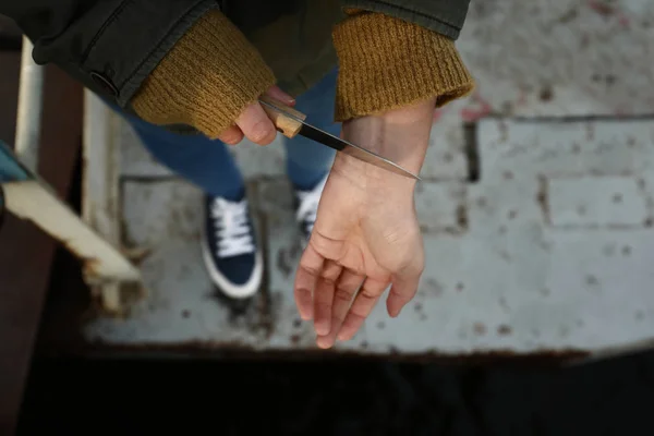 Mujer Cortando Venas Con Cuchillo Aire Libre Primer Plano Concepto —  Fotos de Stock