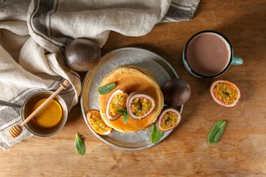 Ahşap masa tutku meyve ile lezzetli gözleme