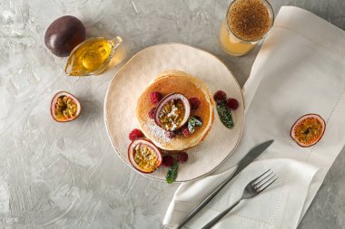 Tutku meyve ve çilek gri tablo ile lezzetli gözleme