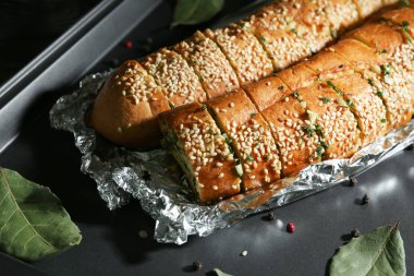 Lezzetli kesme sarımsak ekmek pişirme tepsisi üzerinde
