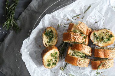 Tasty sarımsaklı ekmek masanın üstüne kesmek.