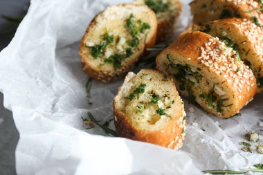 Tasty sarımsaklı ekmek masanın üstüne kesmek.