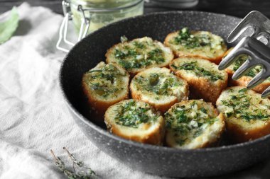 Lezzetli kesme sarımsak ekmek kızartma tavası