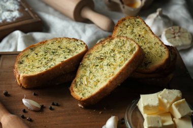 Tasty sarımsaklı ekmek masanın üstüne kesmek.