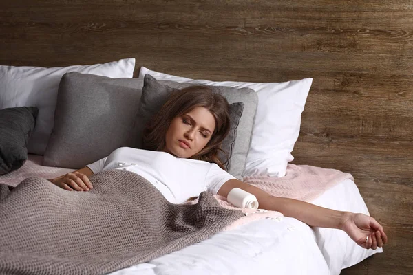 Bilinçsiz Olan Kadın Yatakta Yatarken Hapları Ntihar Kavramı — Stok fotoğraf