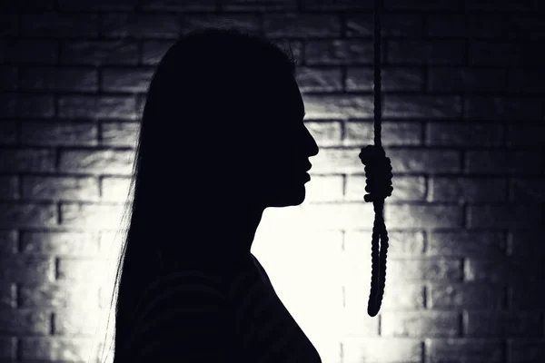 暗い背景に縄を持つ女性のシルエット 自殺の概念 — ストック写真