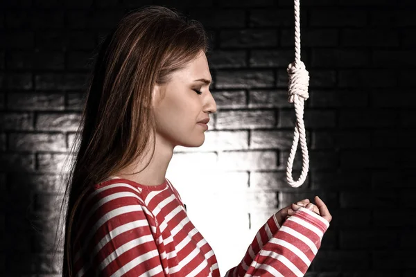 Frau Mit Schlinge Auf Dunklem Hintergrund Selbstmordkonzept — Stockfoto